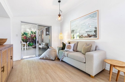 Coolum Beach House | Styled tropical home w pool