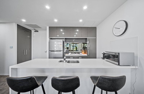 Kingston Apartment | Stylish 1-Bed Retreat Steps from Foreshore
