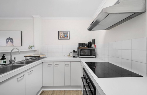 Phillip Apartment | Stylish 1-Bed Stay with Balcony & Study