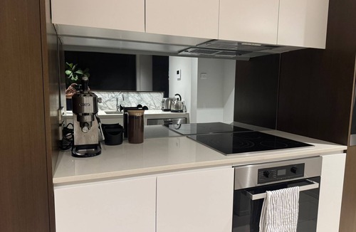 Barton Apartment | Stylish 1BR Spacious Penthouse, Self Check-in, 5 min walk to parliament.