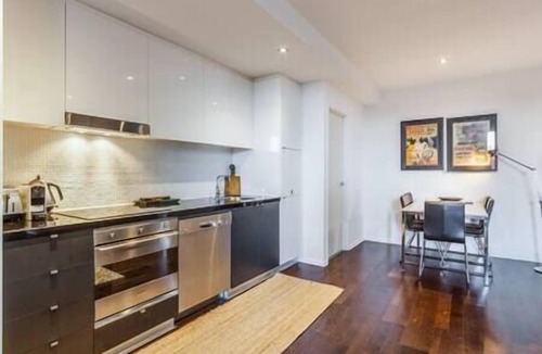 Richmond North Apartment | Stylish 2-bed 2 bath with free parking+pool+gym+wifi