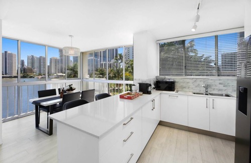 Surfers Paradise Apartment | Stylish 2-Bed in Surfers Paradise with River Views