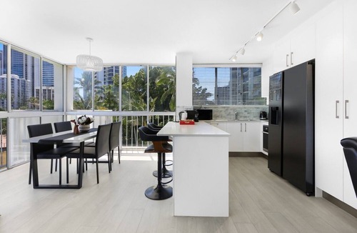 Surfers Paradise Apartment | Stylish 2-Bed in Surfers Paradise with River Views