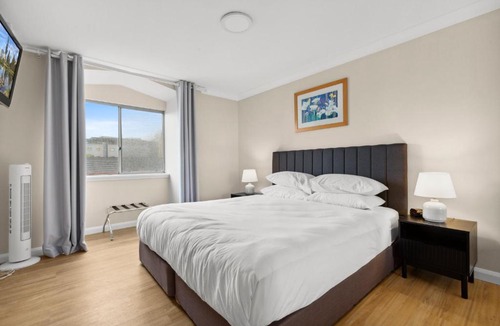 Camperdown Apartment | Stylish 2-Bed Camperdown Apartment with Balcony