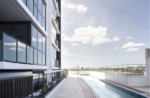 Bowen Hills Apartment | Stylish 2-bedroom apartment with AC in Bowen Hills