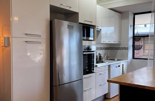 Spring Hill Apartment | Stylish 2-Level Loft, AC, Parking, Walk CBD & Fortitude Valley