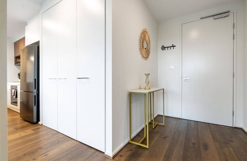 Phillip Apartment | Stylish 2BR Apt | 5 mins to Canberra Hospital!