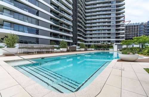Phillip Apartment | Stylish 2BR Apt | 5 mins to Canberra Hospital!