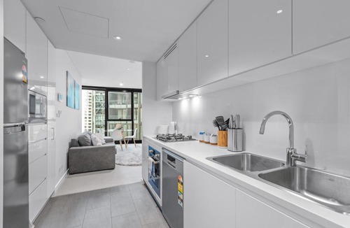 Brisbane Central Business District Apartment | Stylish 2BR - Tallest Building in City plus Pool, Gym