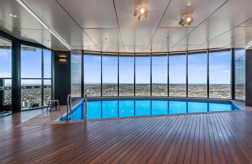 Brisbane Central Business District Apartment | Stylish 2BR - Tallest Building in City plus Pool, Gym