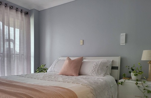 Biggera Waters Apartment | Stylish 2br unit, next to the beach, restaurants, 5 min away from Harbour town.