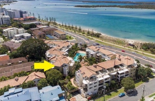 Biggera Waters Apartment | Stylish 2br unit, next to the beach, restaurants, 5 min away from Harbour town.