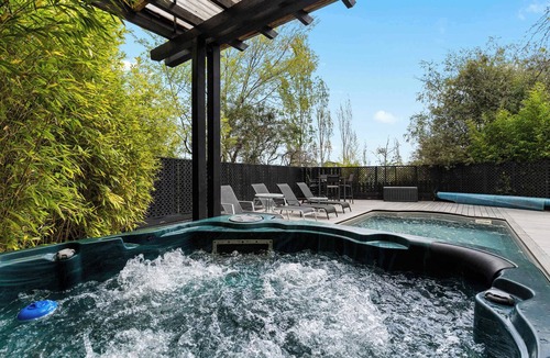 Daylesford House | Stylish 2BR w Pool with Spa in central Daylesford