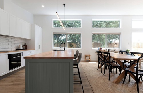 Kings Meadows House | Stylish 3BR Hideaway 7 Mins to CBD + Parking