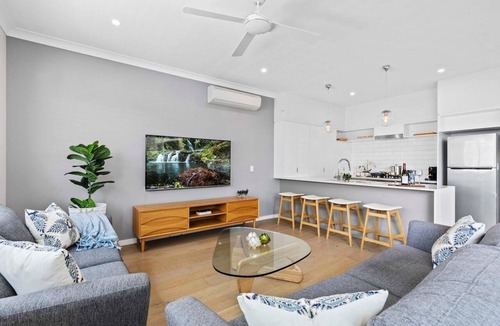 Camp Hill Apartment | Stylish 3BR Townhouse CampHill - WiFi, Parking