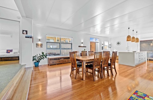 Hamilton Hill House | Stylish 4-Bedroom Coastal Family-Friendly Retreat