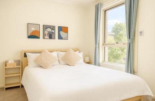 McKinnon House | Stylish 4BR Easy CBD Access Walk to Train & Shops