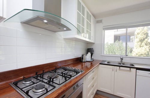 South Perth Apartment | Stylish Apartment Overlooking Majestic Tree Lined Park, 5 Mins Walk to Zoo