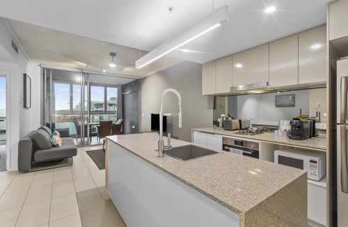 Hamilton Apartment | Stylish Apartment with Balcony and Pool
