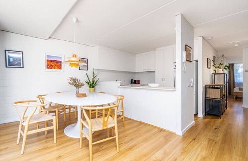 Kingston Apartment | Stylish apt facing the historic Telopea Park