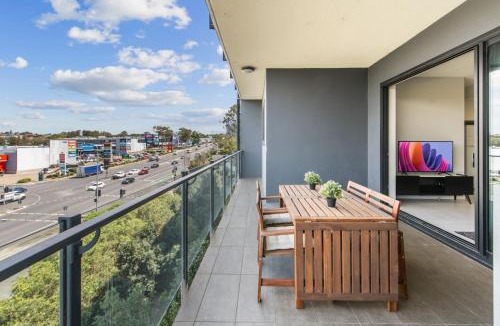 Macgregor Apartment | Stylish Apt with Balcony Easy Access to Everywhere