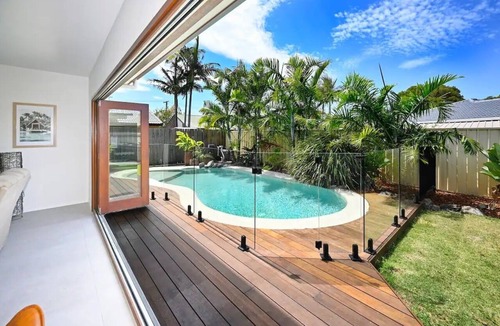 Bokarina Apartment | Stylish Beach Side Gem - pool, beach ZG7