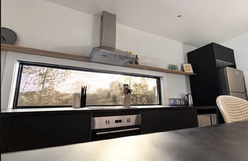 Creswick Apartment | Stylish, Brand New, private Studio