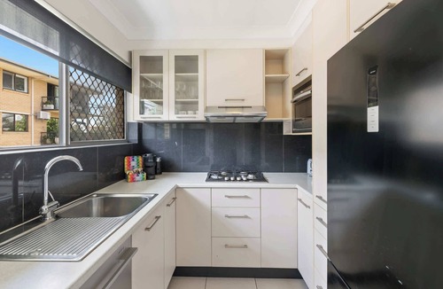 Bulimba Apartment | Stylish Bulimba Apartment with City Views