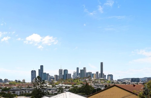 Bulimba Apartment | Stylish Bulimba Apartment with City Views