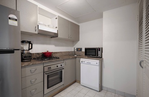 Surry Hills Apartment | Stylish CBD Surry Hills Apt w/Pool, Gym & 2 Monitor Ergonomic Chair Workstation
