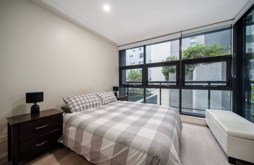 Surry Hills Apartment | Stylish CBD Surry Hills Apt w/Pool, Gym & 2 Monitor Ergonomic Chair Workstation