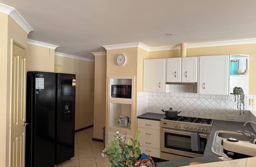 Redcliffe House | Stylish Central Retreat | Minutes to Airport & CBD