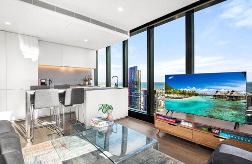 Southbank Apartment | Stylish City Apartment with Expanding City Views
