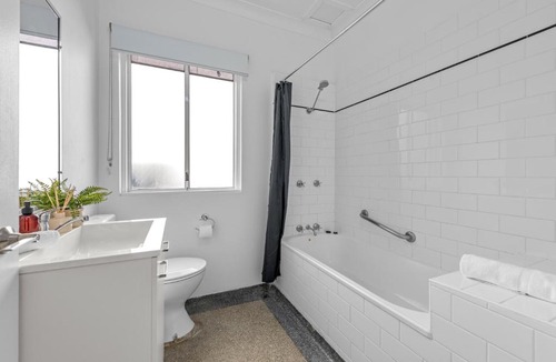 Spring Hill Apartment | Stylish City Centre Studio - Short walk to Hosp