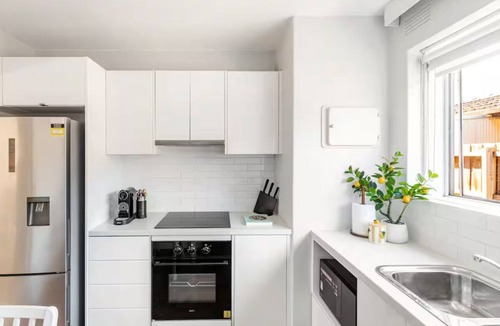Williamstown Apartment | Stylish Coastal Retreat | Walk to Beach & Cafés | FamilyFriendly + Free Parking