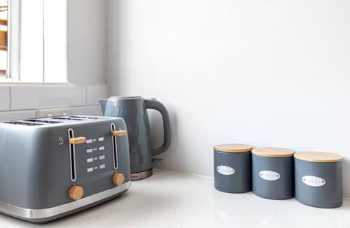 Williamstown Apartment | Stylish Coastal Retreat | Walk to Beach & Cafés | FamilyFriendly + Free Parking