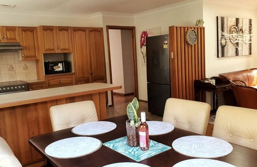 Keiraville House | Stylish House 10min walk to University with Parking