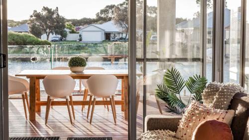 Geographe House | Stylish Marina-Front Getaway