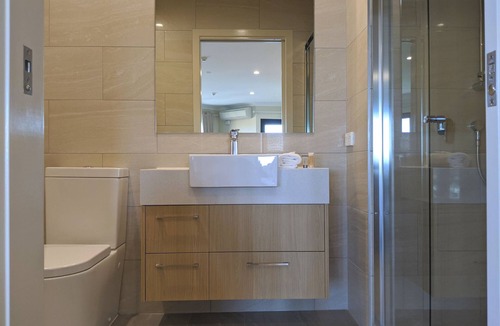 Windsor Hotel | Stylish, modern king hotel room in Brisbane