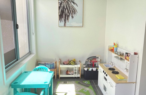 Mango Hill House | Stylish, modern townhouse with communal pool!