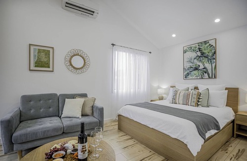 Port Willunga House | Stylish new studio apartment easy walk to beach - Perfect for romantic getaway