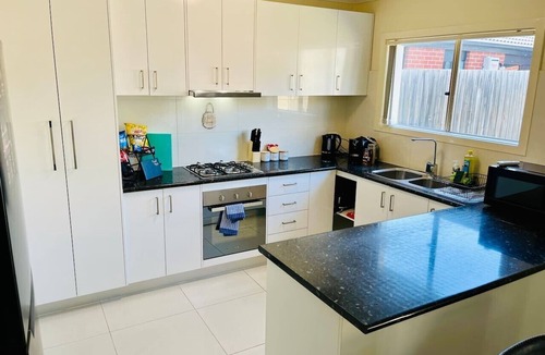 Pakenham House | Stylish Pakenham Stay | Office, Backyard & Garage
