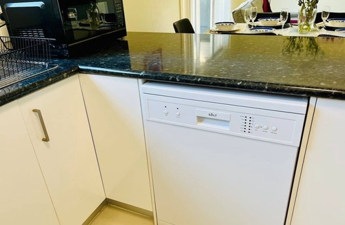 Pakenham House | Stylish Pakenham Stay | Office, Backyard & Garage