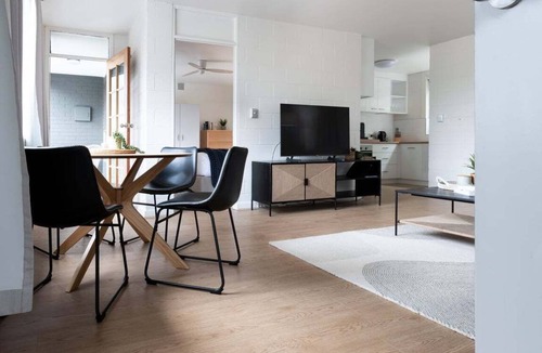 Launceston CBD Apartment | Stylish Parkside Stay | CBD with Parking