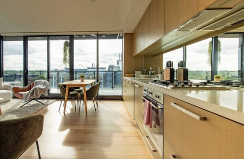 North Melbourne Apartment | Stylish Penthouse Oasis Near Royal Park + Parking