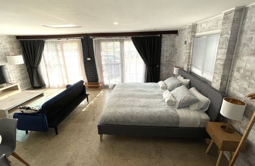 Green Point Apartment | Stylish pet friendly studio minutes to lake and beach