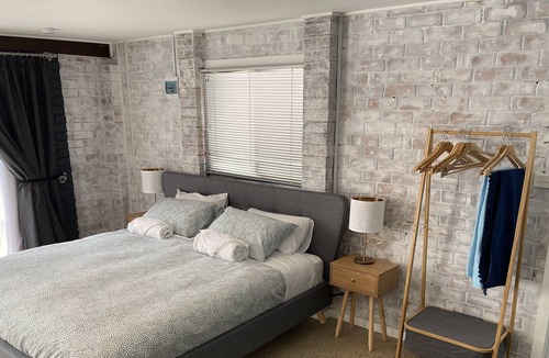 Green Point Apartment | Stylish pet friendly studio minutes to lake and beach