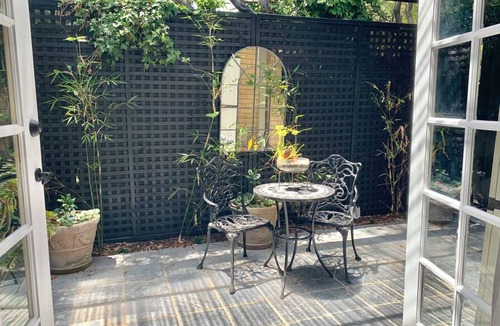 Brighton Apartment | Stylish Private Studio for 2★Close to Beach★Free WiFi★Netflix★Parking
