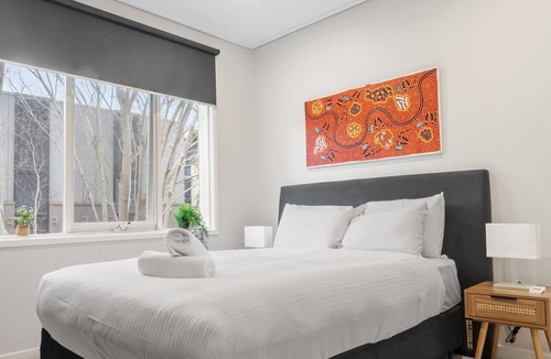 Hawthorn Apartment | Stylish, Quiet & Comfy Apartment - 4kms to MCG - Public Transport at Front Door