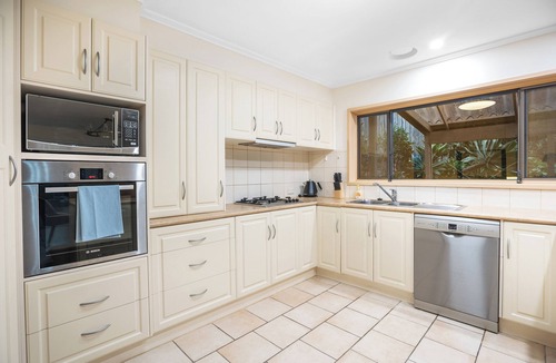 Wheelers Hill House | Stylish Retreat at Wheelers Hill 5BRM